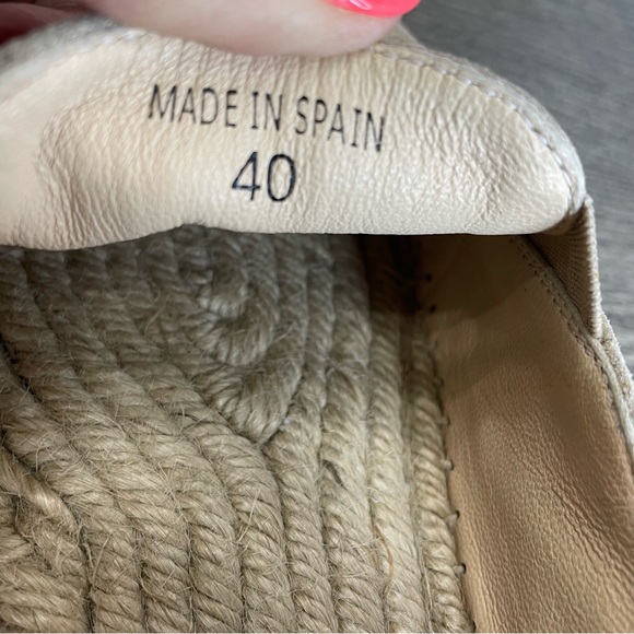 Jimmy Choo Slip-On Espadrilles Shoe. Tan/gold EUR size 40 (US 9) pre-owned. - Picture 12 of 13